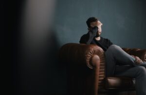 <a href="https://unsplash.com/ja/%E5%86%99%E7%9C%9F/%E3%82%BD%E3%83%95%E3%82%A1%E3%81%AB%E5%BA%A7%E3%81%A3%E3%81%A6%E9%A0%AD%E3%82%92%E6%8A%B1%E3%81%88%E3%82%8B%E7%94%B7%E6%80%A7-BuNWp1bL0nc?utm_content=creditCopyText&utm_medium=referral&utm_source=unsplash">Unsplash</a>の<a href="https://unsplash.com/ja/@tjump?utm_content=creditCopyText&utm_medium=referral&utm_source=unsplash">Nik Shuliahin 💛💙</a>が撮影した写真